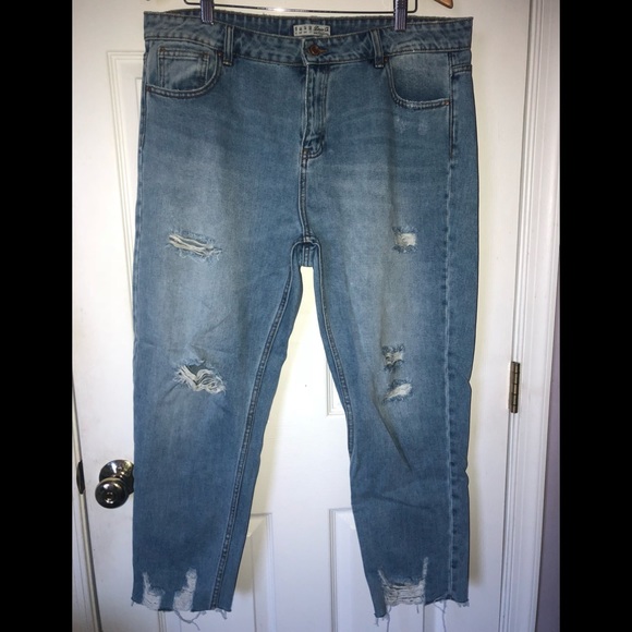**BRAND NEW** Distressed Boyfriend Jeans - Picture 2 of 4